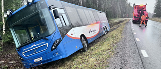 Skolbuss körde i diket efter Bensbyvägen