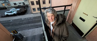 97-åriga Britta kommer inte ut – hissen trasig i över en vecka