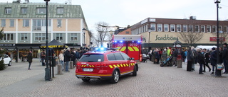 Personbil i lågor – stoppade trafiken nära kommungränsen