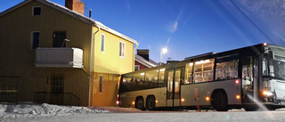 Buss med tio passagerare gled in i husvägg i Kiruna