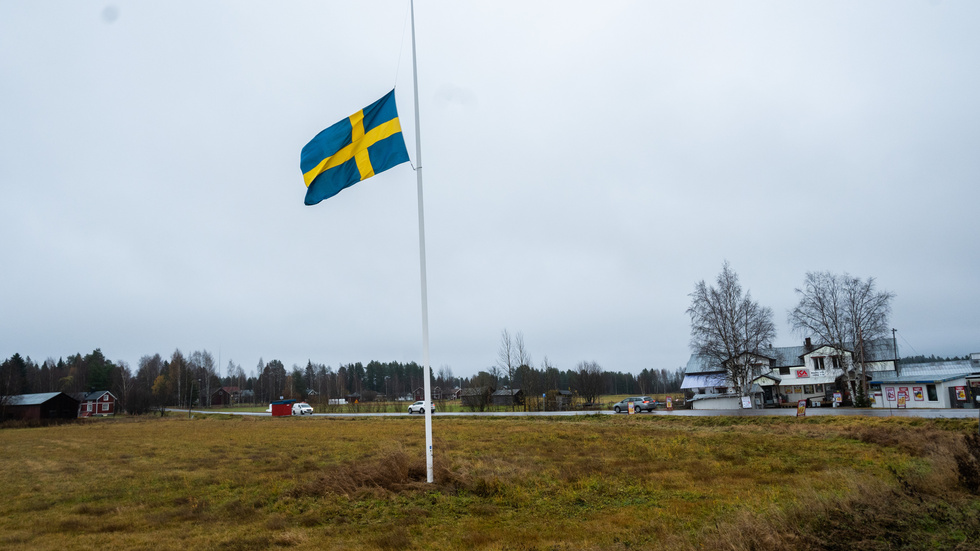 Flaggan varjar på halv stång i Örarna vid infarten till Brändön efter den tragiska dödsolyckan.