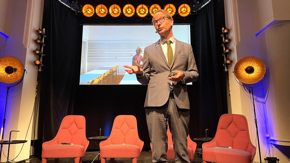 Lars Strannegård, rektor för Handelshögskolan, var en av de inbjudna gästerna att föreläsa under Norrbotten Media Week på Ebeneser i Luleå. På bild visar han ett klassrum som designats av Jacob Dahlberg, bara ett av många rum som designats på institutionen för att skapa en mer dynamisk kunskapsmiljö.