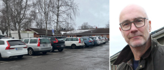 Parkeringen vid förskolan överfull – här är anledningen