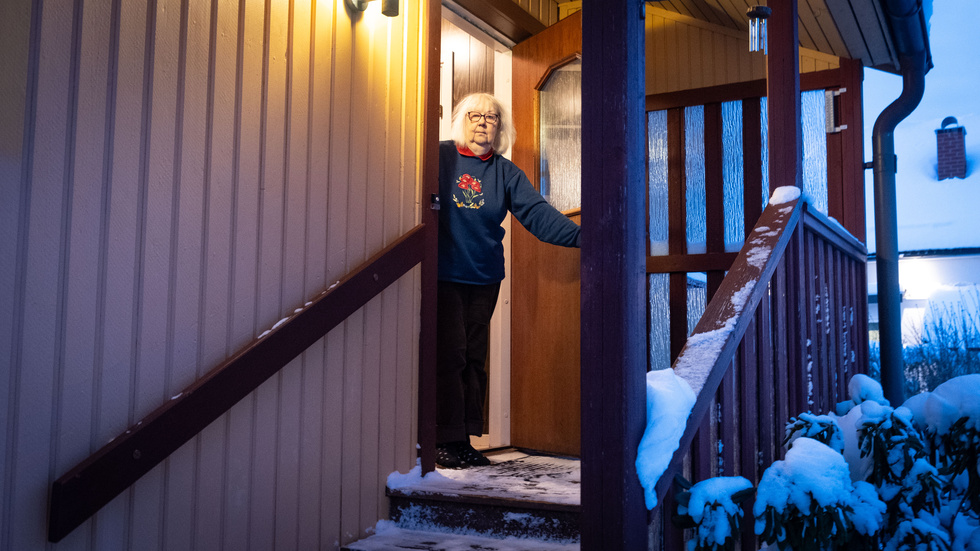 Taxichauffören som skulle köra Marianne Öfjäll till vårdcentralen har uppgivit att han inte såg att hon ramlat.
