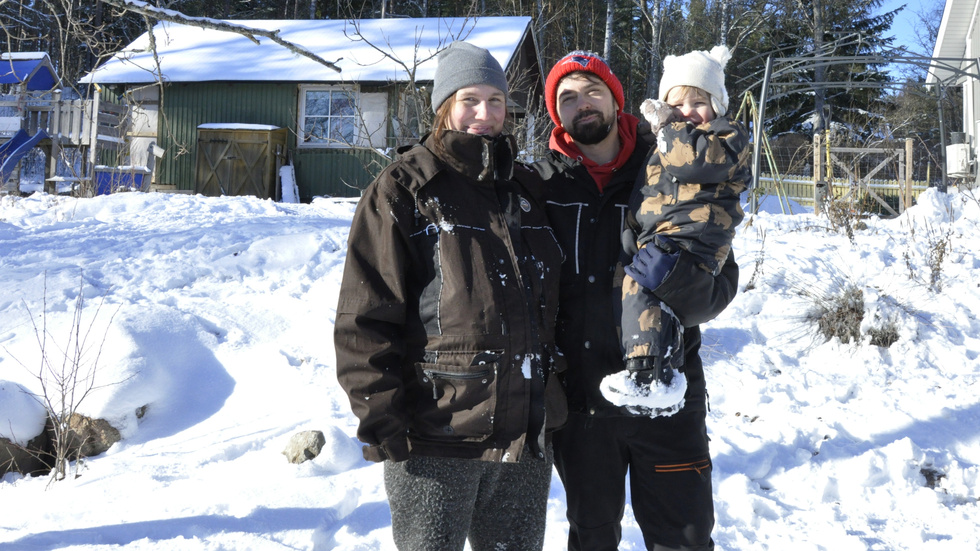 Åsa Hävermark och Dado Kovacevic, med sonen Aron, 2 år, säger att de nu ska kontakta Försvarsmakten för att se om de också kan få sitt vatten testat.
