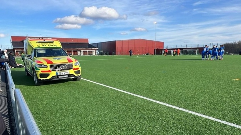Ambulans tillkallades till Larslunda IP.