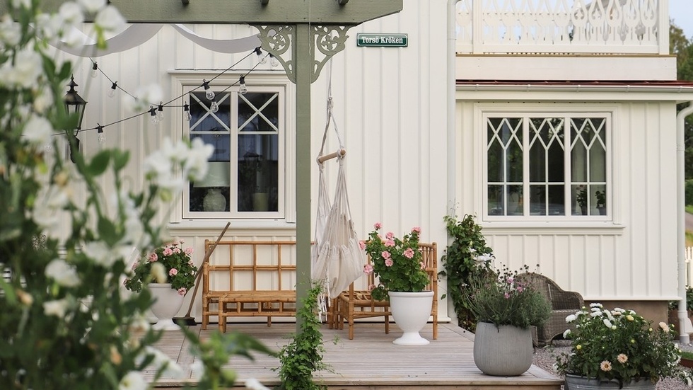 Att välja rätt nyans för ditt hus är nyckeln till att skapa den perfekta atmosfären. En helt vit kulör kan få ditt hus att kännas självlysande och lite kallt. För ett mjukare intryck, välj en vit kulör med en touch av gult och grått. Här är fasaden målad i premiumfärgen Nordsjö One Supreme i kulören Modest White.