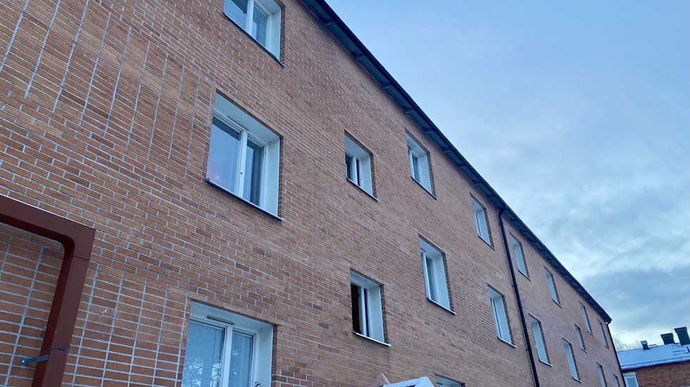 Under lördagsmorgon pågick arbete med att röksanera i huset. Det var i en lägenhet på treje våningen som branden startade i en av lägenheterna och de lägenheter som låg bredvid påverkades. Lägenheterna längre ner i huset klarade sig bättre och där kunde lägenhetsinnehavarna stanna kvar.