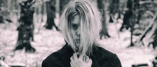 Myrkur kombinerar klassiskt med black metalens ursprungssound