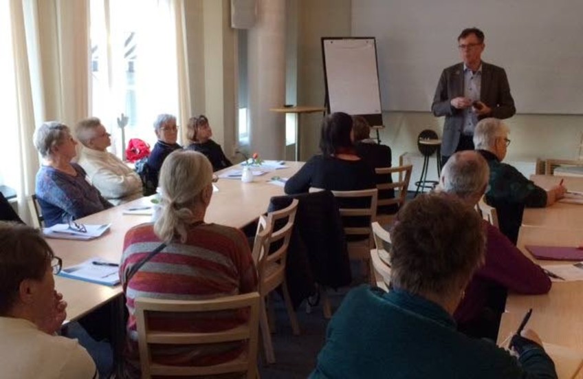 Kommunalrådet Anders Lundkvist möter kursdeltagare på +60 kursen på Framnäs folkhögskola.