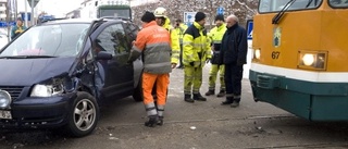 Mor och barn till sjukhus efter krock med spårvagn