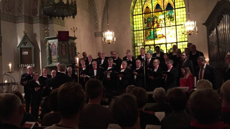 Juletid. Erik Stålberg, Erik Stillesjö och Viktor Elinder tillsammans med kören Ave Maria på latin.