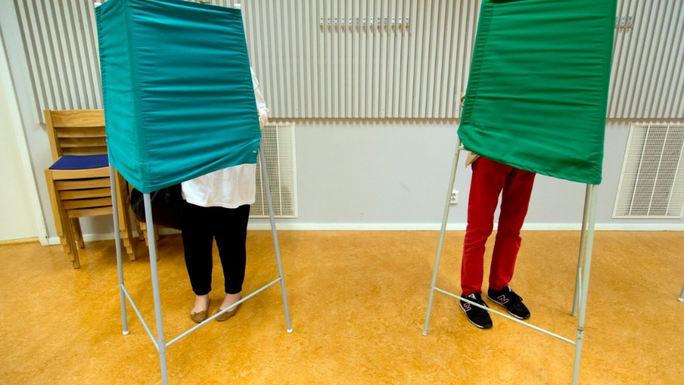 Valsedlarna i årets val är placerade bakom en skärm. Arkivbild.