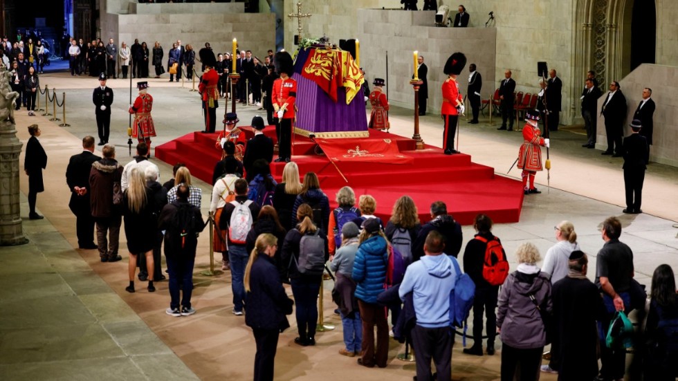 Storbritannien och de många som stod vid drottning Elizabeths kista tystnade i ett "nationellt ögonblick av reflektion" på söndagskvällen.