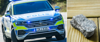 Flera bilar skadade efter stenkastning • Polisen: "Kastat på bilar som kör förbi"