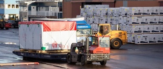 Transporterar husmoduler till sjöss