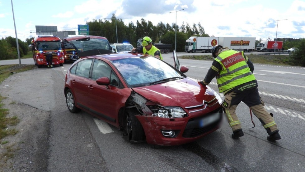 Två bilar kolliderade på riksväg 51 på torsdagen.