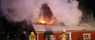 En till sjukhus efter brand