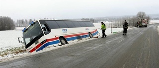 Buss gled av vägen