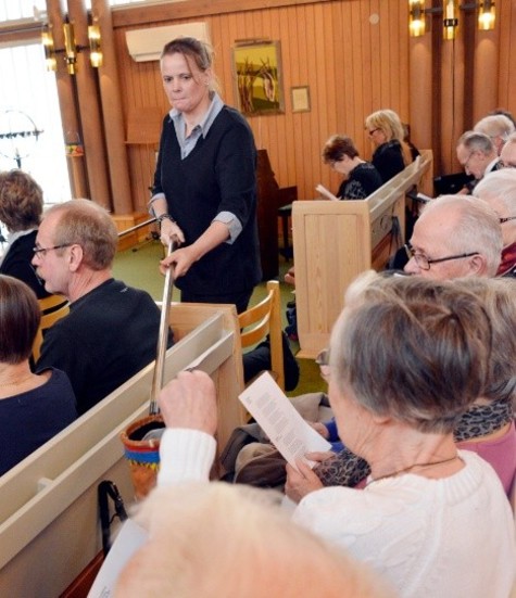 Körledare Trea van Dijken tar upp kollekt till förmån för Svenska kyrkan i utlandet.