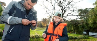 Höstlediga barn prövar fiskelyckan