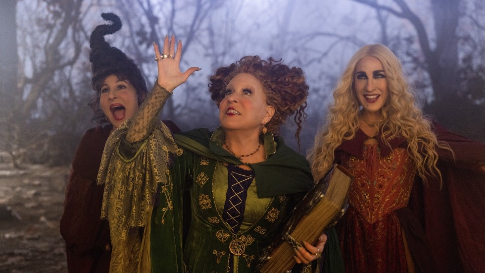 Kathy Najimy som Mary Sanderson, Bette Midler som Winifred Sanderson och Sarah Jessica Parker som Sarah Sanderson i "Hocus Pocus 2." Pressbild.