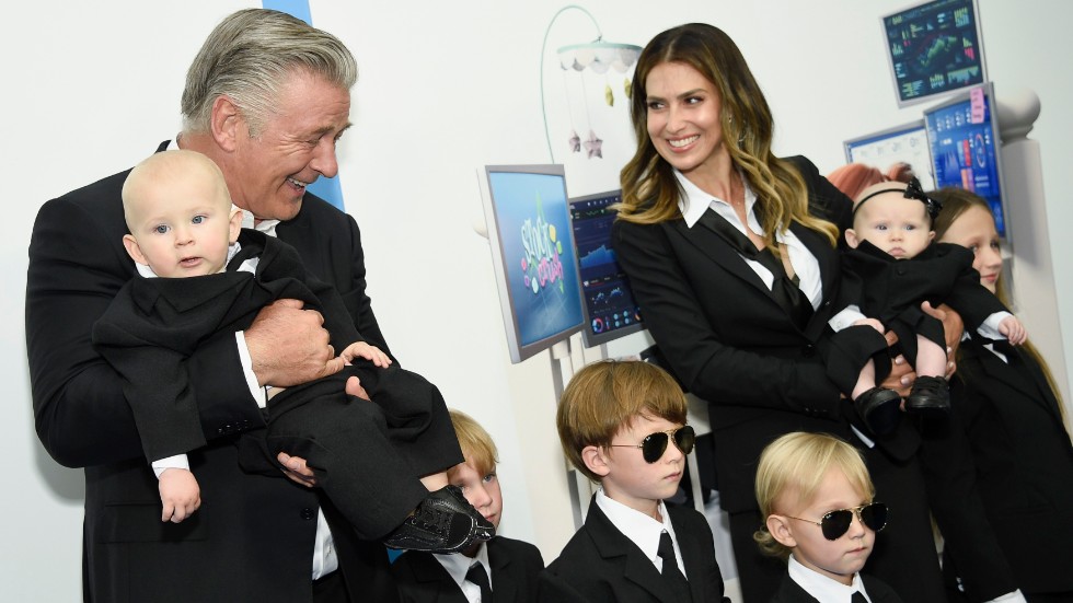 Alec Baldwin med några av sina barn. I torsdags fick han ett till. Arkivbild.