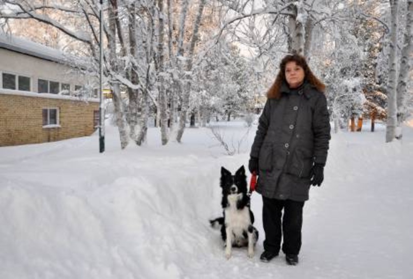 Tina Duvmo är stor djurvän och vill inte se den skadade kråkan lida.FOTO: Maria Ödalen