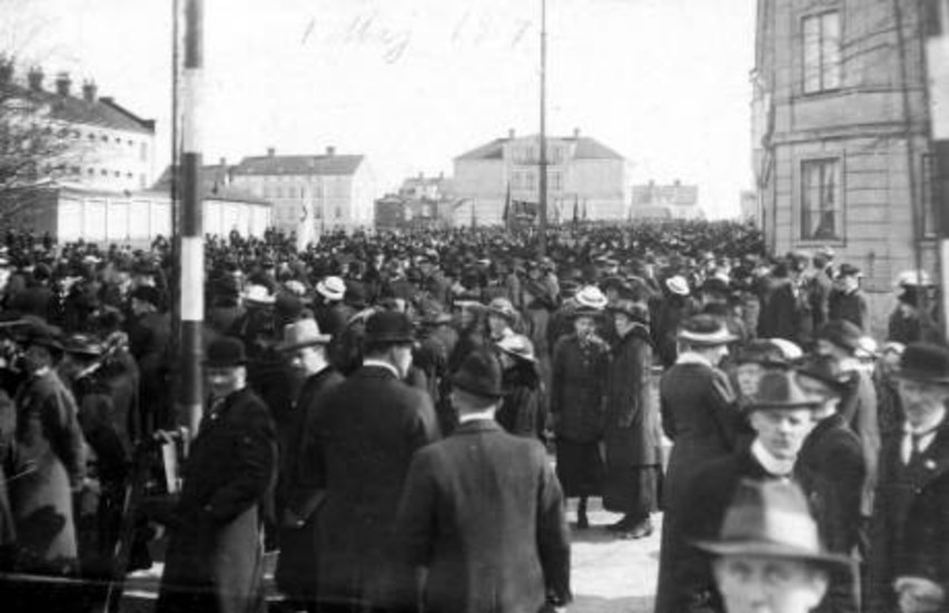 Samling på Fängelsetorget första maj 1917.