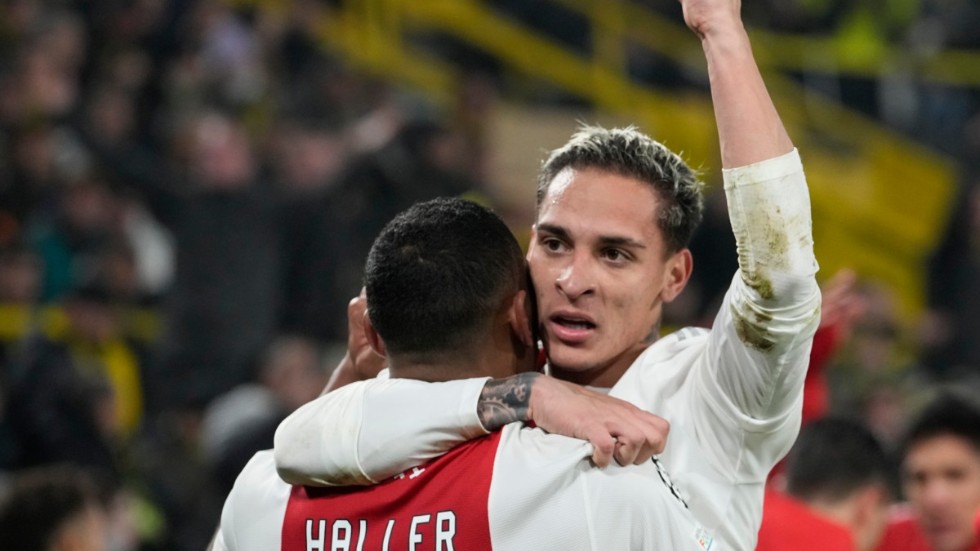 Antony, höger, får ta farväl av sina lagkamrater i Ajax. Arkivbild.