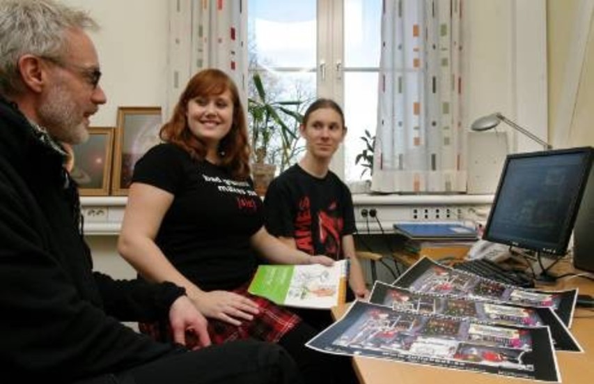 I dag är det dags att öppna första luckan i julkalendern som skapats av läraren Peter Lindström, Sofia Jaeger, exelev på Nyströmska och Elias Furenhed som går tvåan på teknikprogrammet.Foto: Anna Bennich