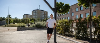 Efter basketbråket: Max och Tiundaskolans elever väntar ännu på nya korgar