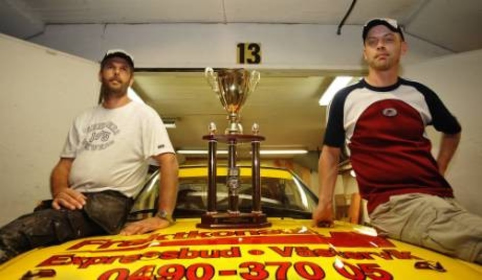 Vandringspriset som WMSK-duon fick med sig hem var ståtligt, co-driver Christer Molin, till vänster, och "mäster" Jörgen Johansson.Foto: Ilkka Ranta