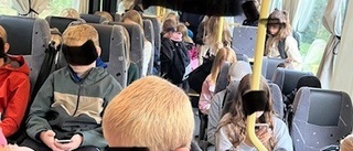 Skolbarn tvingas stå i bussen • Föräldern: "Känns läskigt"