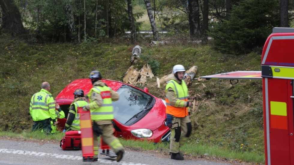Två personer var inblandade i olyckan och båda tog sig ur fordonet.