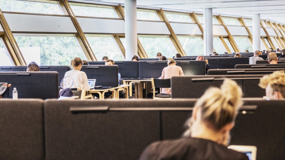 Kanske är inte längre en universitetsexamen den säkraste ekonomiska investeringen, funderar ledarskribenten.