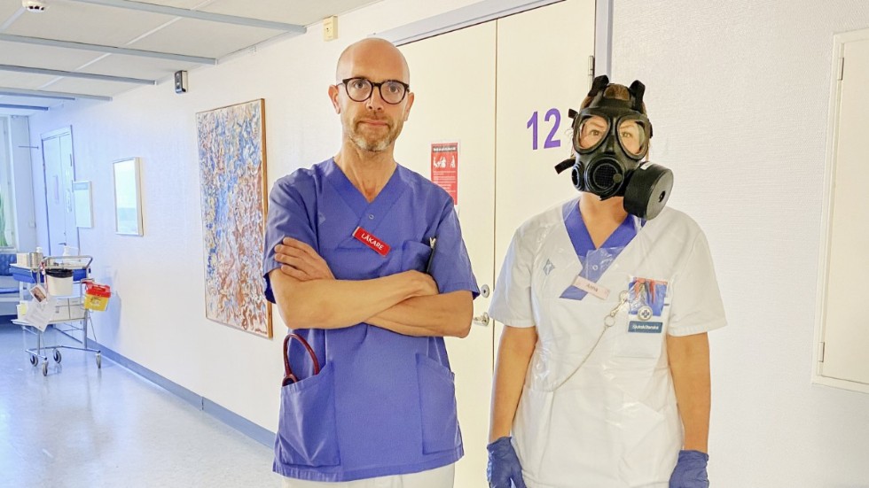 Jens Eriksson och Anna Norberg arbetar tillsammans på infektionskliniken, som får ta emot majoriteten av covid-19-patienterna.