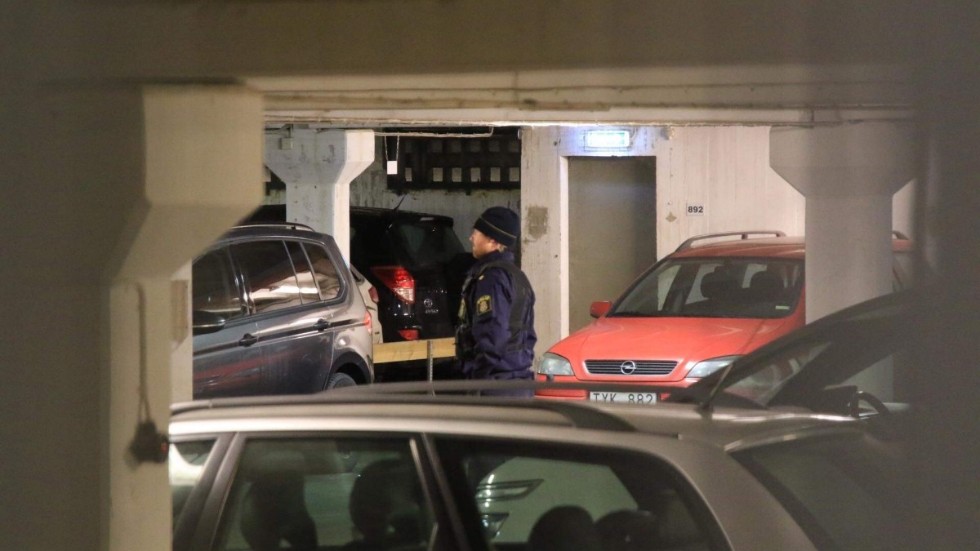 Flera patruller och en helikopter involverades under tisdagens polisinsats.
