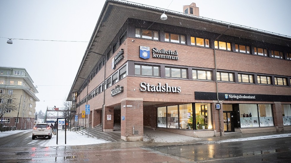 Att Skellefteå kommun sparar genom att plocka bort hundlatriner är fel, menar skribenten. 