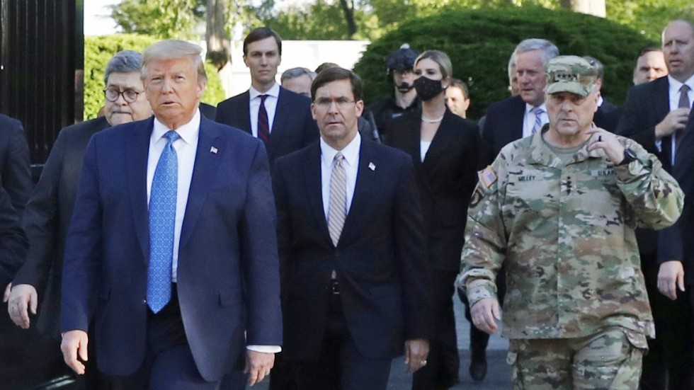 Donald Trump med numera avskedade försvarsministern Mark Esper och försvarschefen Mark Milley (th). Både Esper och Milley har nu offentligt påtalat det olagliga i att ta till militär i maktkampen.  