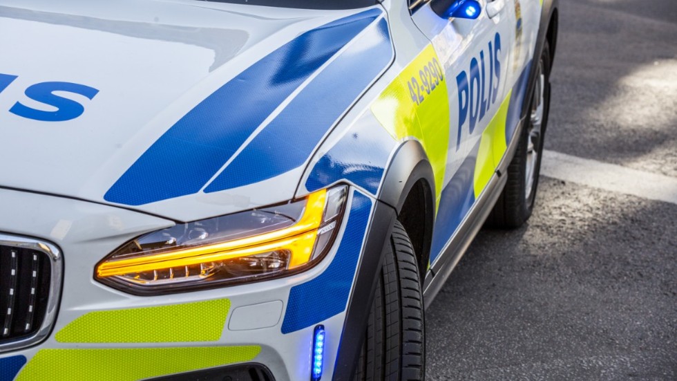 En polisbil punkterades under lördagskvällen i samband med en insats i Stenhagen. Arkivbild.