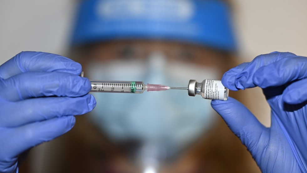 Läkemedelsverket följer löpande rapporter om biverkningar av covidvaccinen. Arkivbild.