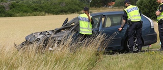 Bil fattade eld på väg 55 efter krock nära Örsundsbro 