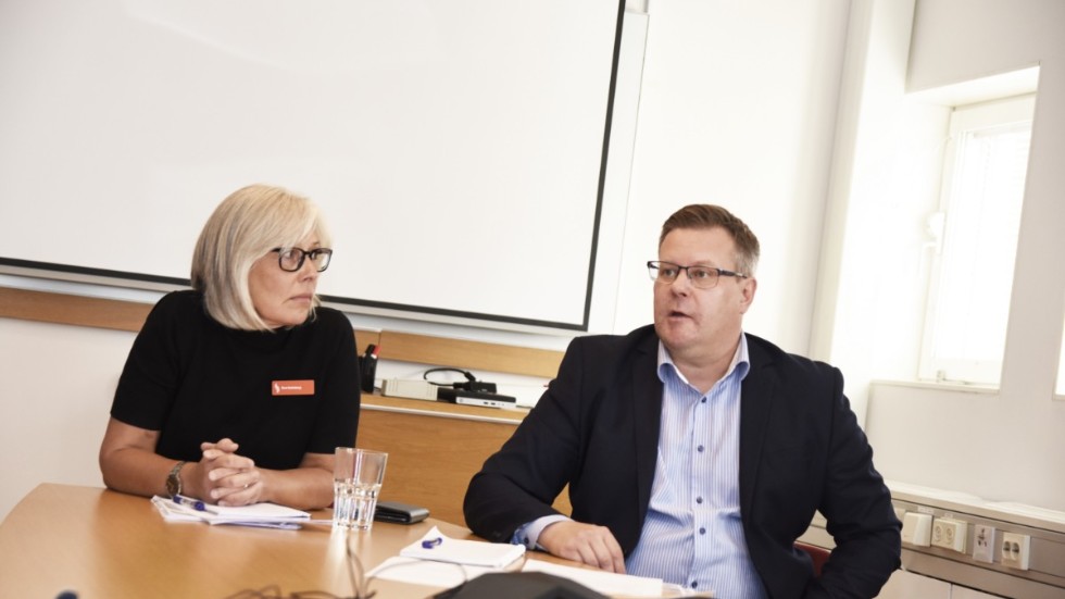 Eva Holmberg och Carl-Axel Sundbaum vid Lulebo höll under fredagen en pressträff där de meddelade att de brustit i sina runtiner vad gäller hanteringen av vägglöss på Norra Strandgatan.