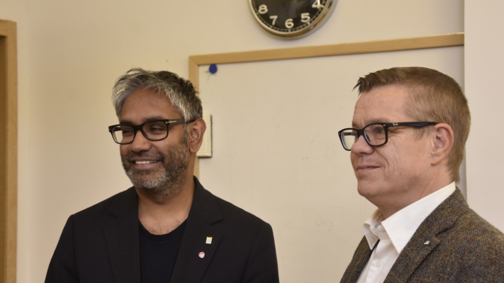 "Budgeten har varit känd i minst två veckor" påpekar Anders Josefsson (M) till höger på bilden. 
"Vi yrkade bifall, då får man betrakta det som vårt förslag" säger Fredrik Hansson (S).