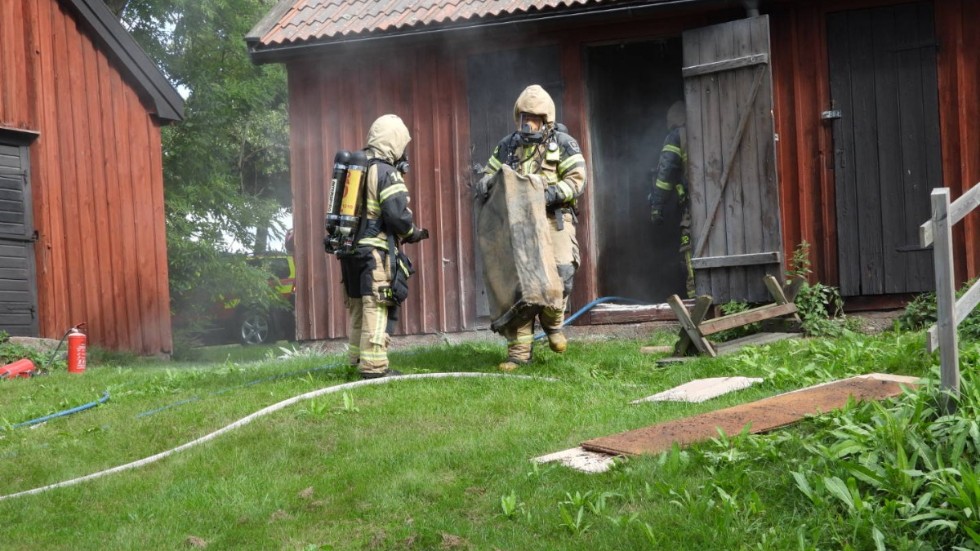 Räddningstjänsten ska rökdyka i byggnaden.
