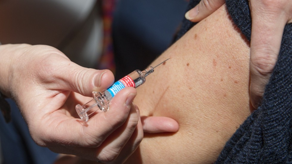 "Under den föregående influensasäsongen vaccinerades cirka 63 procent av 65-plussarna i Sverige. I Region Gotland nåddes vaccinationstäcknings­graden 61 procent, en försämring jämfört med föregående år".
