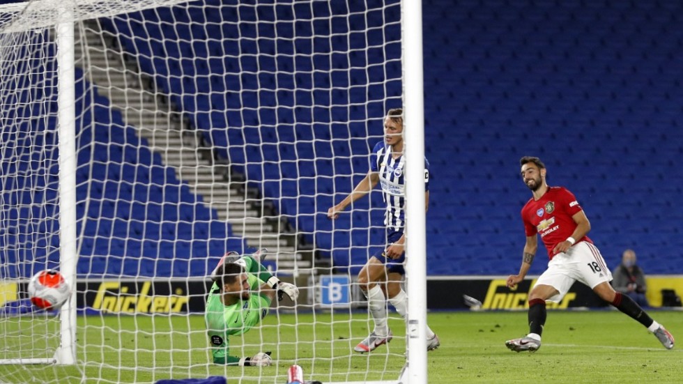 Manchester Uniteds Bruno Fernandes, höger, blev tvåmålsskytt i 3–0-segern borta mot Brighton och firade målen inför tomma läktare.
