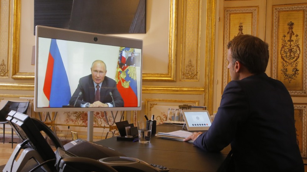 Frankrikes president Emmanuel Macron lyssnar till Rysslands president Vladimir Putin under deras videosamtal i fredags.