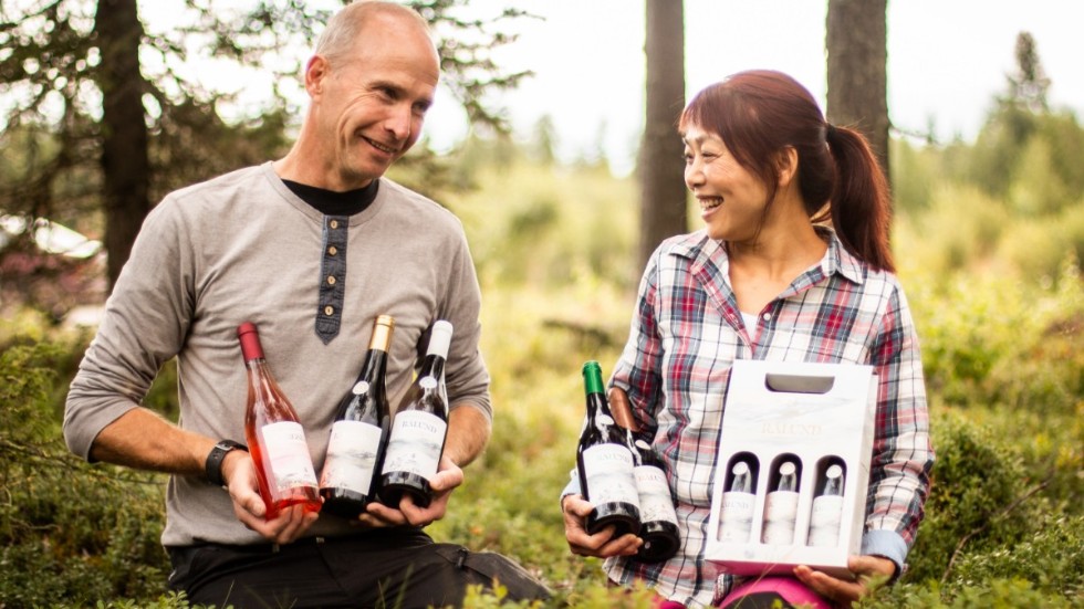 Lars Normark och Li Holmberg producerar viner gjorda av blåbär och lingon.